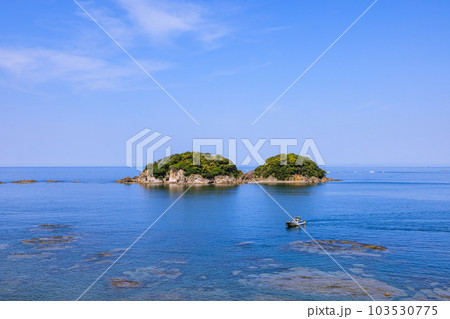 南部湾に浮かぶ無人島鹿島 和歌山県みなべ町 南部湾に浮かぶ無人島鹿島 和歌山県みなべ町 103530775