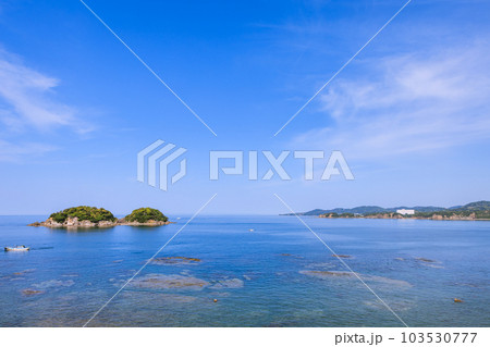 南部湾に浮かぶ無人島鹿島　和歌山県みなべ町 103530777
