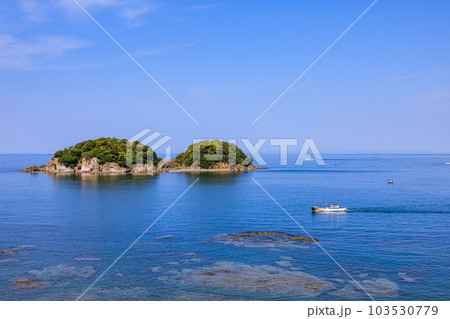 南部湾に浮かぶ無人島鹿島 和歌山県みなべ町 南部湾に浮かぶ無人島鹿島 和歌山県みなべ町 103530779