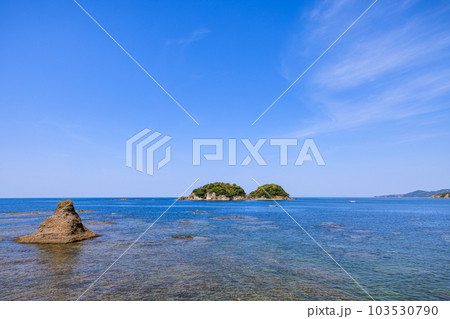 南部湾に浮かぶ無人島鹿島　和歌山県みなべ町 103530790