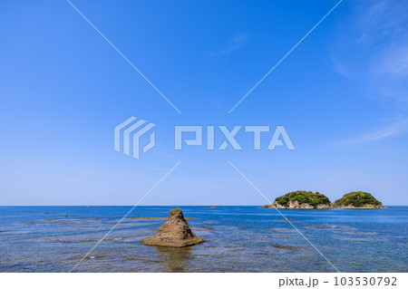 南部湾に浮かぶ無人島鹿島　和歌山県みなべ町 103530792
