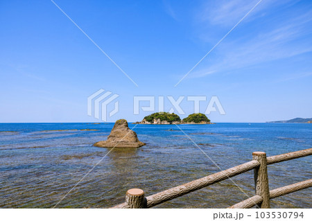 南部湾に浮かぶ無人島鹿島　和歌山県みなべ町 103530794