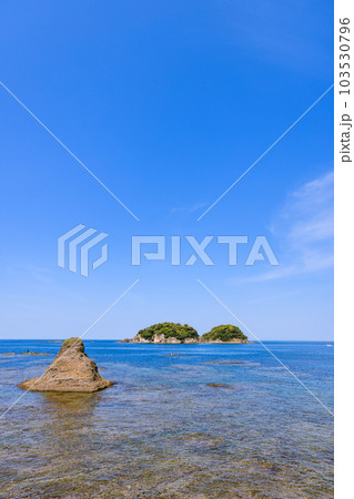 南部湾に浮かぶ無人島鹿島　和歌山県みなべ町 103530796