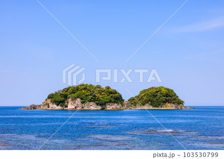 南部湾に浮かぶ無人島鹿島 和歌山県みなべ町 南部湾に浮かぶ無人島鹿島 和歌山県みなべ町 103530799