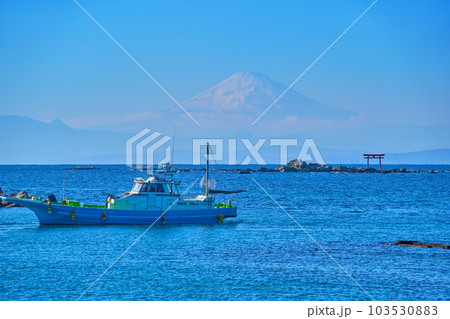 神奈川県三浦郡葉山町の真名瀬漁港と富士山 103530883