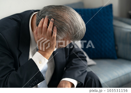 体調不良 シニア ビジネスマン 体調不良 シニア ビジネスマン 103531156