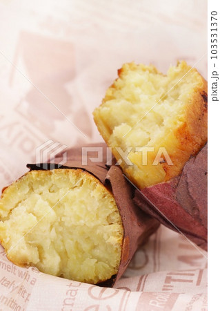 焼き芋　紅優甘　2つに割ったところ　紅はるか 103531370