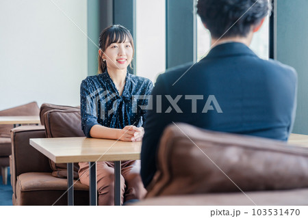 上司と1on1ミーティングをするビジネスウーマン 103531470