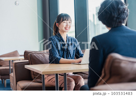 上司と1on1ミーティングをするビジネスウーマン 上司と1on1ミーティングをするビジネスウーマン 103531483