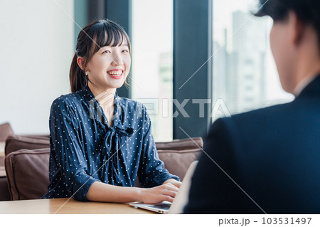 上司と1on1ミーティングをするビジネスウーマン 103531497
