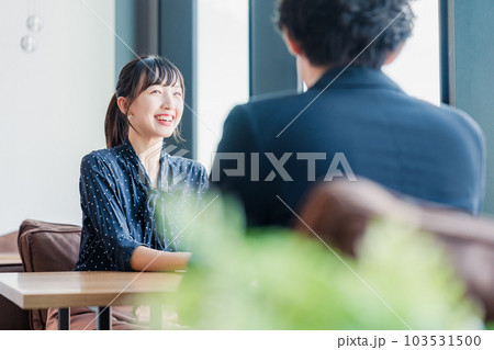 上司と1on1ミーティングをするビジネスウーマン 103531500