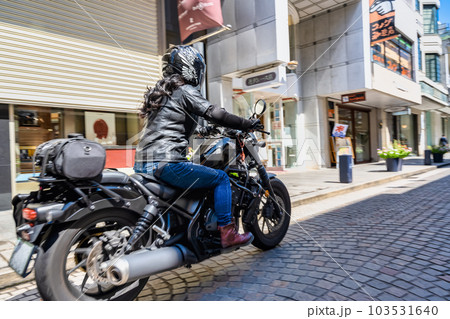 大型クルーザーバイクで横浜ツーリングをする女性ライダー 横浜元町ショッピングストリートで買い物 大型クルーザーバイクで横浜ツーリングをする女性ライダー 横浜元町ショッピングストリートで買い物 103531640