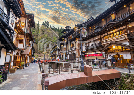 「山形県」銀山温泉　日暮頃の温泉街 103531734