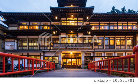 「山形県」銀山温泉 日暮頃の温泉街 「山形県」銀山温泉 日暮頃の温泉街 103531781