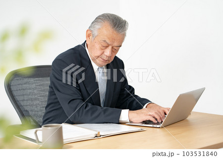 デスクワークするシニア男性 デスクワークするシニア男性 103531840