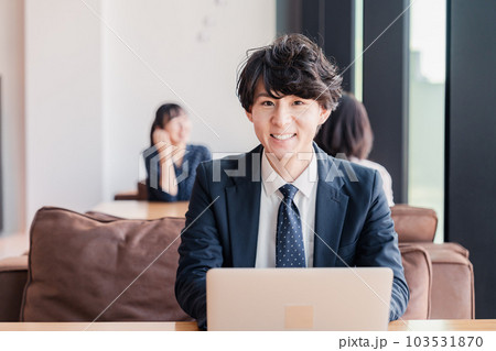 オフィスで笑顔で働くビジネスマン オフィスで笑顔で働くビジネスマン 103531870