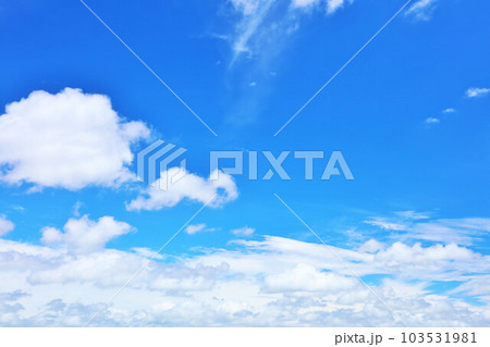 夏の青空と白い雲 103531981
