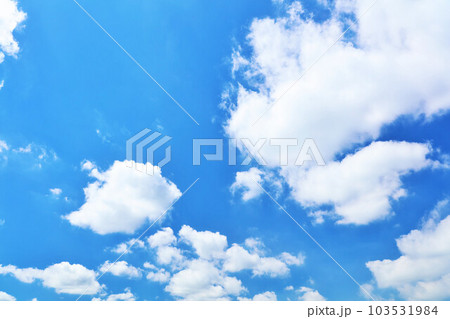 夏の青空と白い雲 103531984