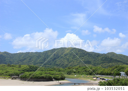 海、山、川、空、自然に囲まれた大岐の浜 103532051