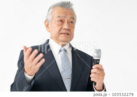 マイクを持つシニア男性　ビジネス 103532279