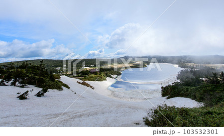 雪融けが進む春の八幡平 八幡沼 雪融けが進む春の八幡平 八幡沼 103532301