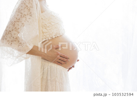 出産間近の妊婦さんのお腹　マタママ　プレママ 103532594