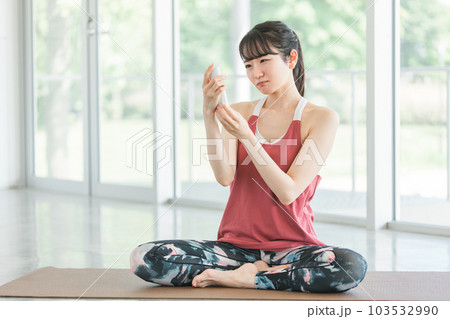 運動中に塗ったコスメで肌トラブル・肌荒れした女性 運動中に塗ったコスメで肌トラブル・肌荒れした女性 103532990