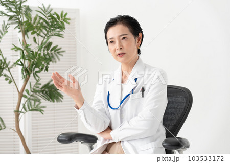 白衣の女性 医療 インタビュー 会話 白衣の女性 医療 インタビュー 会話 103533172