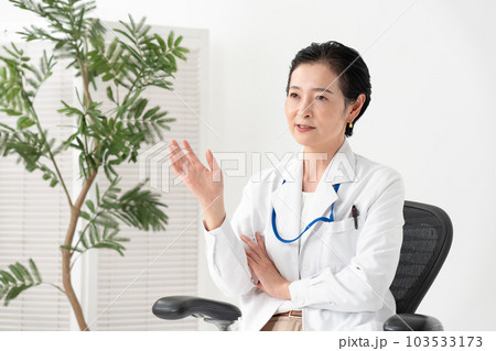 白衣の女性　医療　インタビュー　会話 103533173