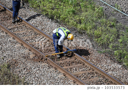 線路を小型軌道検測装置で検査する保線員 線路を小型軌道検測装置で検査する保線員 103533573
