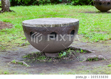 写真 岩手公園のわんこそばのお椀の形の鉄器の音の出る椅子 写真 岩手公園のわんこそばのお椀の形の鉄器の音の出る椅子 103533830