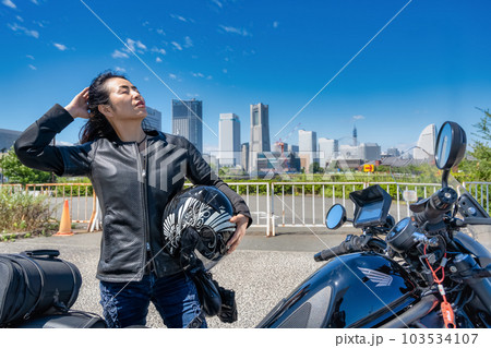 クルーザーバイクで横浜ツーリングをする女性ライダー 103534107