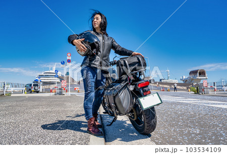 クルーザーバイクで横浜ツーリングをする女性ライダー 103534109