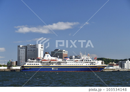初夏の北海道函館市函館港に寄港するクルーズ船ヘリテージアドベンチャー号の風景を撮影 103534148