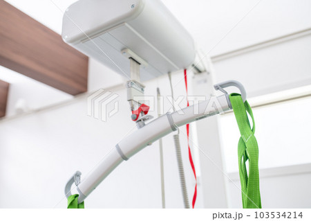 自宅介護用のリフト付き介護ベッド 103534214