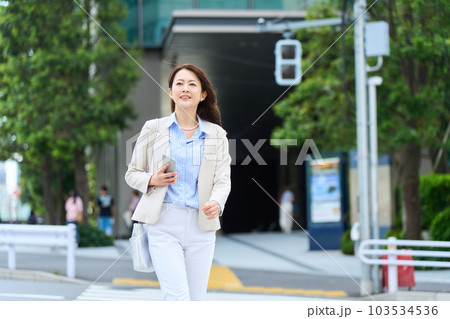 通勤する女性 103534536