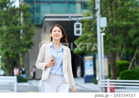 通勤する女性 103534537