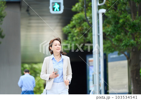 通勤する女性 通勤する女性 103534541