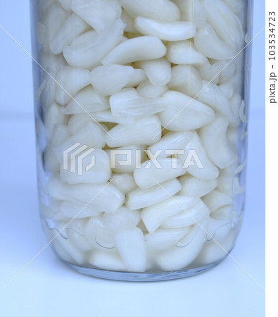 乳酸発酵した塩らっきょう、塩漬けらっきょう、らっきょうの塩漬け 103534723