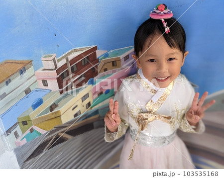 韓国民族衣装で釜山甘川文化村を観光する女の子 103535168