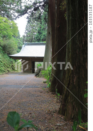 四国霊場第60番札所「横峰寺」仁王門(境内から) 四国霊場第60番札所「横峰寺」仁王門(境内から) 103535187