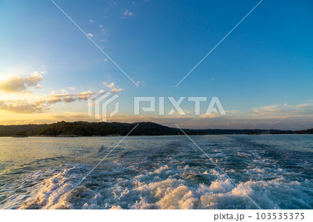 海上に泡立つ風景 103535375