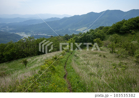 日本の岡山県と鳥取県の県境にある三平山の美しい風景 日本の岡山県と鳥取県の県境にある三平山の美しい風景 103535382