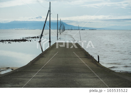 日本の熊本県天草の長部田海床路のとても美しい風景 103535522
