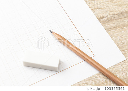 原稿用紙と鉛筆 103535561