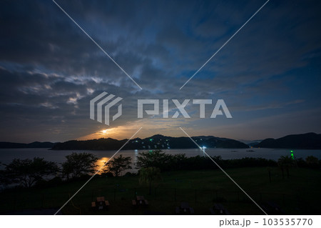 日本の岡山県備前市日生のとても美しい朝の風景 103535770