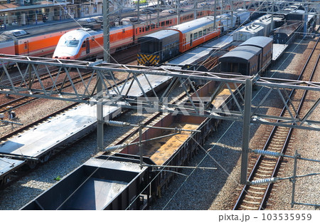 彰化駅（台湾）構内に並ぶ鉄道車両 103535959