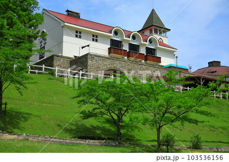 【兵庫県】新緑の神戸市立六甲山牧場（牧場夢工房） 103536156