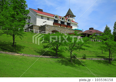 【兵庫県】新緑の神戸市立六甲山牧場（牧場夢工房） 103536158
