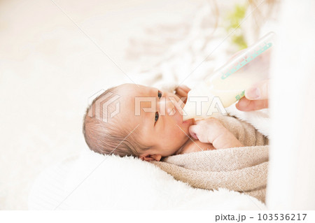 ニューボーンフォト ミルクを飲む新生児 ニューボーンフォト ミルクを飲む新生児 103536217